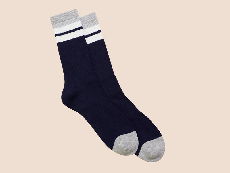 Petrone-chaussettes-tennis-coton-bio-retro-hautes-homme-bleu marine-gris clair-posees#couleur_bleu-marine---gris-clair