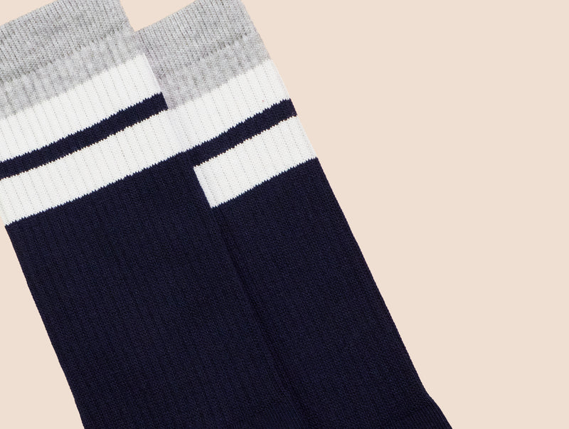 Petrone-chaussettes-tennis-coton-bio-retro-hautes-homme-bleu marine-gris clair-posees#couleur_bleu-marine---gris-clair