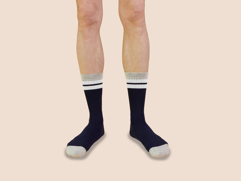 Petrone-chaussettes-tennis-coton-bio-retro-hautes-homme-bleu marine-gris clair-portées#couleur_bleu-marine---gris-clair