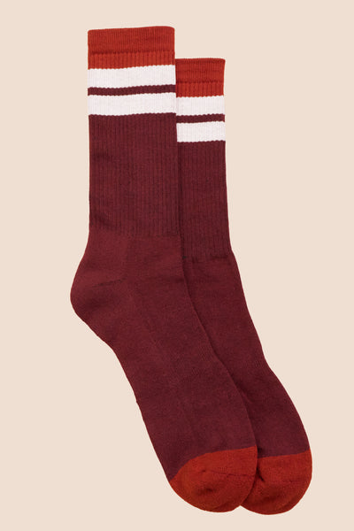 Petrone-chaussettes-tennis-coton-bio-rayures-hautes-homme-bordeaux-rouille-posees