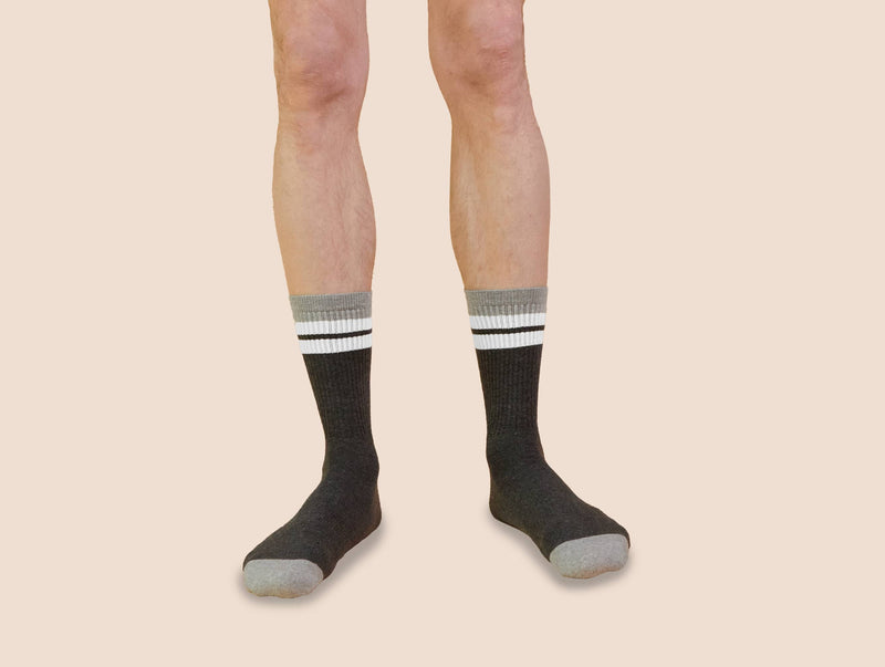 Petrone-chaussettes-tennis-coton-bio-retro-hautes-homme-gris anthracite-gris clair-portées#couleur_gris-anthracite---gris-clair