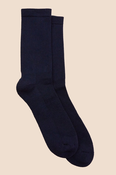 Petrone-chaussettes-tennis-coton-bio-unies-hautes-homme-bleu-marine-posees