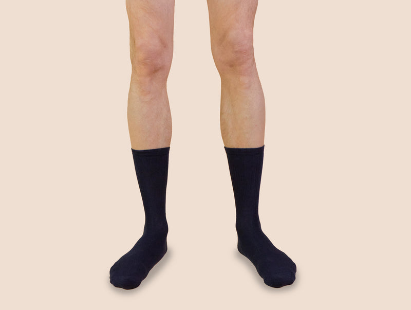 Petrone-chaussettes-tennis-coton-bio-unies-hautes-homme-bleu marine-portées#couleur_bleu marine
