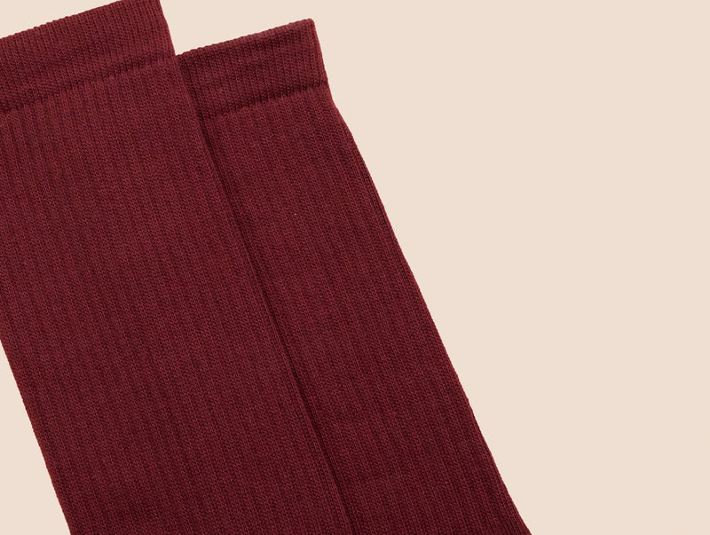 Petrone-chaussettes-tennis-coton-bio-unies-hautes-homme-bordeaux foncé-posees#couleur_bordeaux foncé