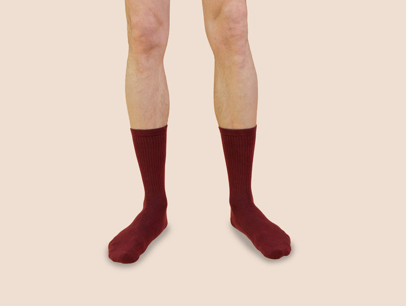 Petrone-chaussettes-tennis-coton-bio-unies-hautes-homme-bordeaux foncé-portées#couleur_bordeaux foncé