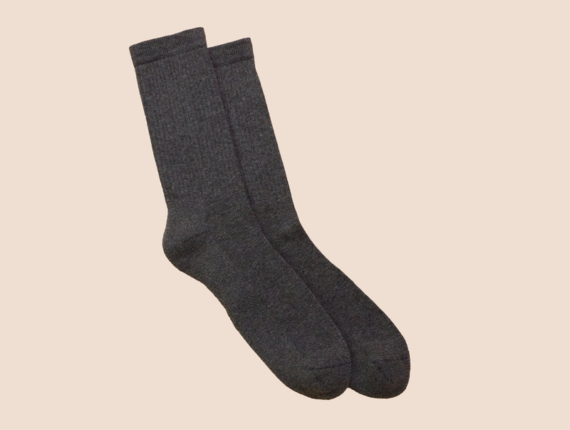 Petrone-chaussettes-tennis-coton-bio-unies-hautes-homme-gris anthracite chiné-posees#couleur_gris anthracite chiné