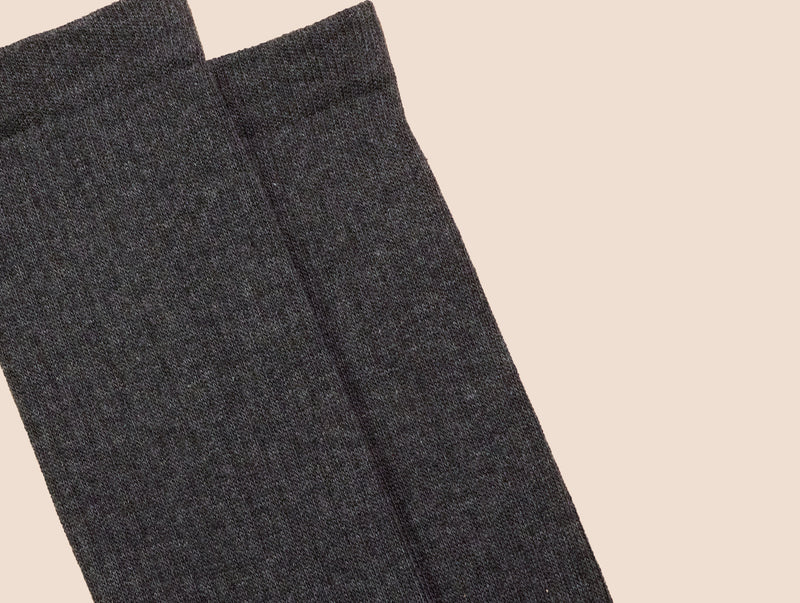 Petrone-chaussettes-tennis-coton-bio-unies-hautes-homme-gris anthracite chiné-posees#couleur_gris anthracite chiné