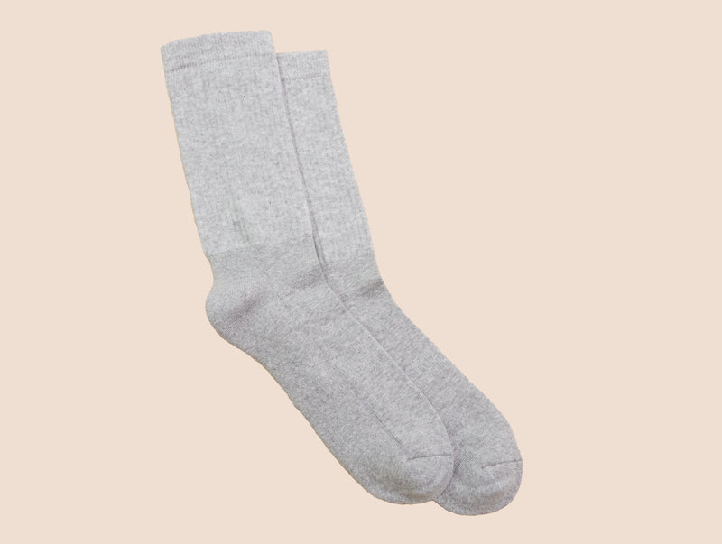 Petrone-chaussettes-tennis-coton-bio-unies-hautes-homme-gris clair chiné-posees#couleur_Gris chiné clair