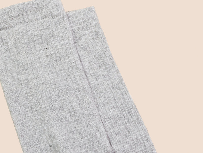Petrone-chaussettes-tennis-coton-bio-unies-hautes-homme-gris clair chiné-posees#couleur_Gris chiné clair