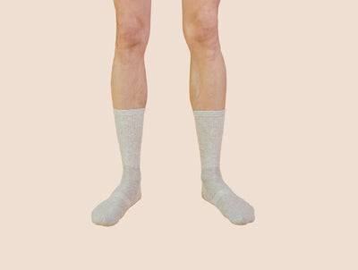 Petrone-chaussettes-tennis-coton-bio-unies-hautes-homme-gris clair chiné-portées#couleur_Gris chiné clair