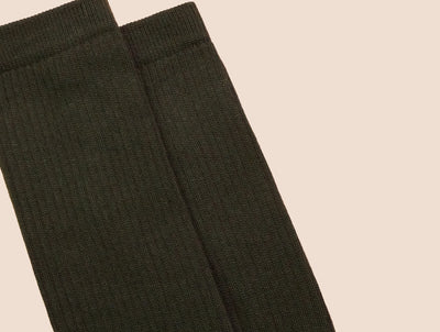 Petrone-chaussettes-tennis-coton-bio-unies-hautes-homme-vert kaki foncé-posees#couleur_vert kaki foncé