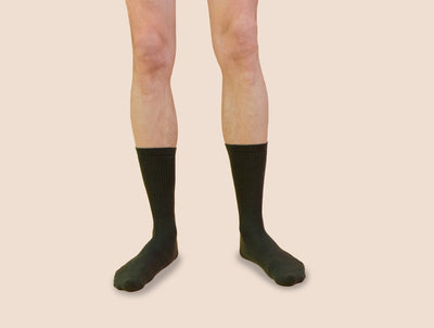 Petrone-chaussettes-tennis-coton-bio-unies-hautes-homme-vert kaki foncé-portées#couleur_vert kaki foncé