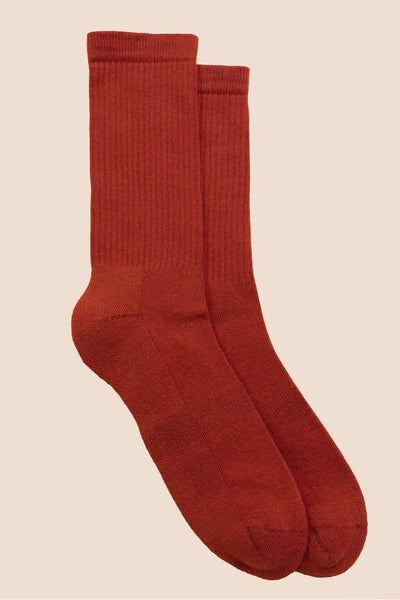 Petrone-chaussettes-tennis-coton-bio-unies-hautes-homme-rouille-posees
