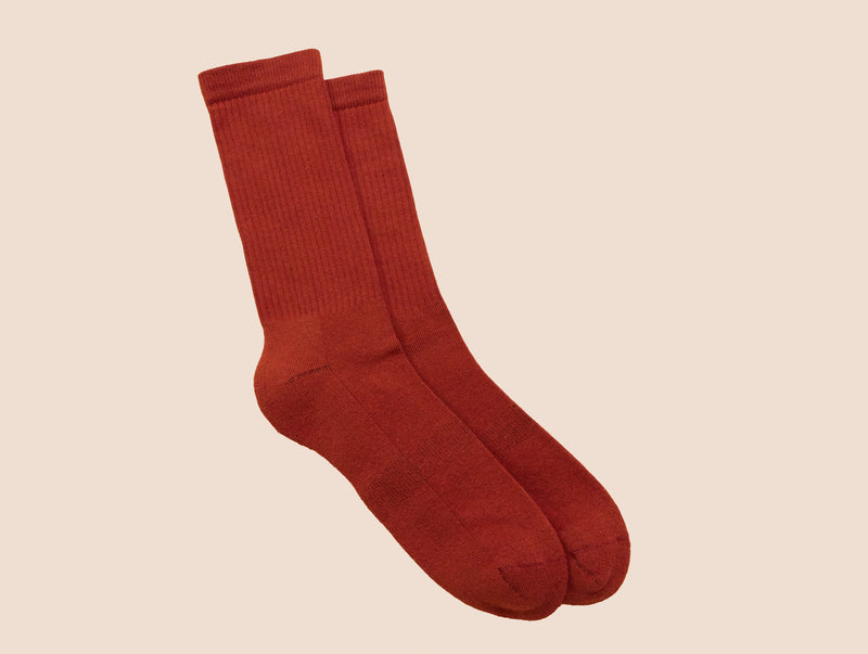 Petrone-chaussettes-tennis-coton-bio-unies-hautes-homme-rouille-posees#couleur_rouille