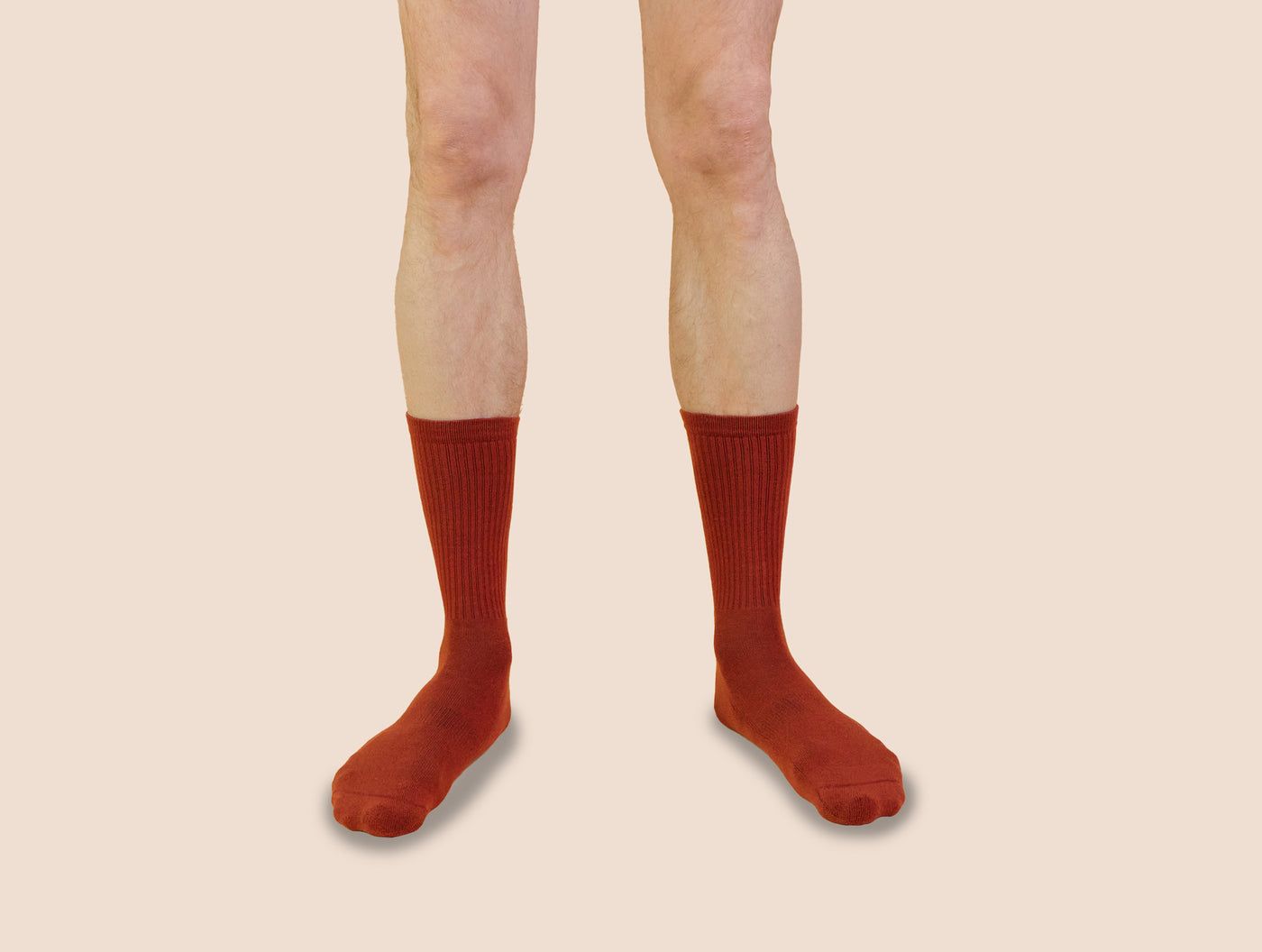 Petrone-chaussettes-tennis-coton-bio-unies-hautes-homme-rouille-portées#couleur_rouille